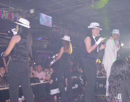 Fan Sài Gòn lại cuồng nhiệt cùng âm nhạc của Michael Jackson - 6 Fan Sài Gòn lại cuồng nhiệt cùng âm nhạc của Michael Jackson - 6
