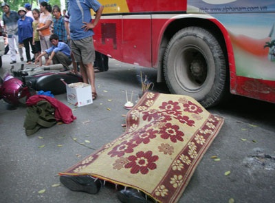 Tài xế xe buýt bỏ trốn sau tai nạn chết người - 1 Tài xế xe buýt bỏ trốn sau tai nạn chết người - 1