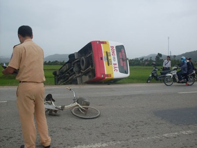 Tránh xe đạp, xe buýt lật nhào xuống ruộng - 1