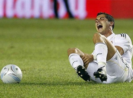 Ronaldo dính chấn thương đầu gối sau trận thua Juventus - 1