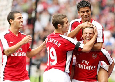 Arshavin tỏa sáng giúp Arsenal thắng trận mở màn Emirates Cup - 1 Arshavin tỏa sáng giúp Arsenal thắng trận mở màn Emirates Cup - 1
