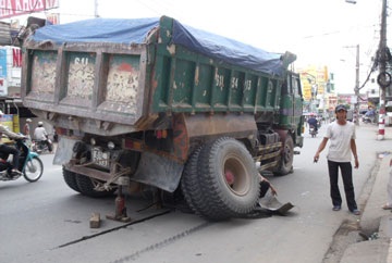 Hú vía vì xe tải đang chạy gãy cầu - 1 Hú vía vì xe tải đang chạy gãy cầu - 1