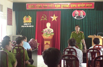 Bắt nóng 2 người Lào vận chuyển 6 bánh heroin - 2