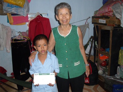 Trao 2 triệu đồng cho “Cháu bé lượm ve chai nuôi mơ ước đến trường” - 1