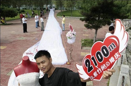 Váy cưới dài nhất thế giới được ghi vào kỷ lục Guinness - 2sao
