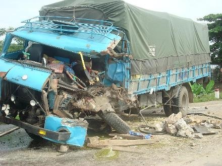 Xe nát bét, người đẫm máu, đường tắc cứng vì tai nạn - 1