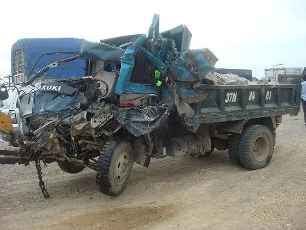 Xe nát bét, người đẫm máu, đường tắc cứng vì tai nạn - 2