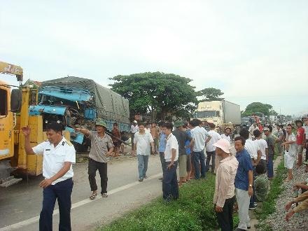 Xe nát bét, người đẫm máu, đường tắc cứng vì tai nạn - 3