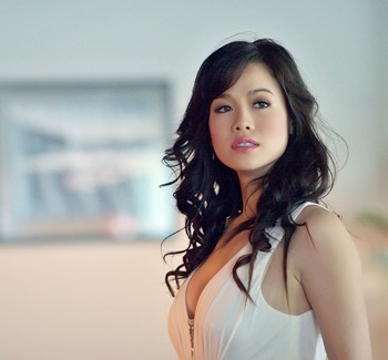 Nhật Kim Anh “khoe” vòng 1  - 6 Nhật Kim Anh “khoe” vòng 1  - 6