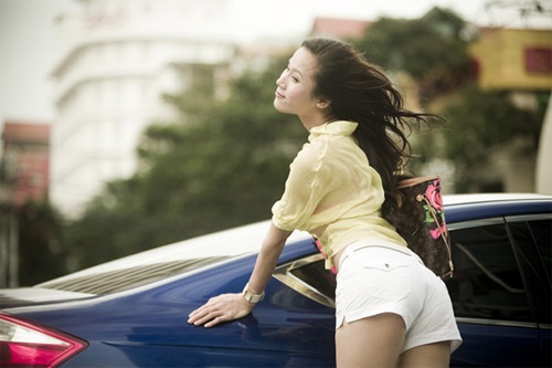 Hình ảnh đẹp của siêu mẫu Thái Hà bên xe hơi | Báo Dân trí