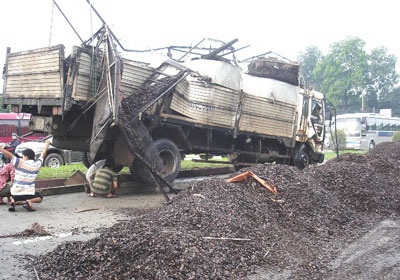 Lật xe tải, 15 tấn hạt điều rải kín đường  - 2