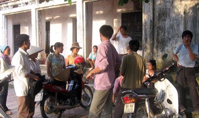 Kẻ bịt mặt xịt khí lạ khiến hàng chục học sinh vào viện  - 2 Kẻ bịt mặt xịt khí lạ khiến hàng chục học sinh vào viện  - 2