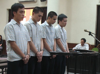 Thủ súng bắn điện, bình xịt hơi cay, cướp tiền của tiệm vàng - 1 Thủ súng bắn điện, bình xịt hơi cay, cướp tiền của tiệm vàng - 1