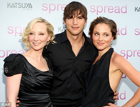 Ashton Kutcher quấn quýt bên vợ Demi Moore - 8