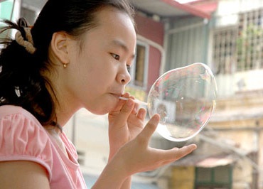 Có thể ngộ độc cấp tính vì thổi bóng bằng tuýp keo đồ chơi - 1