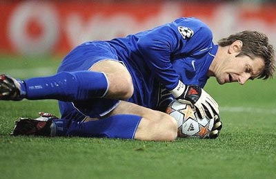MU mất Van der Sar trong 2 tháng - 1