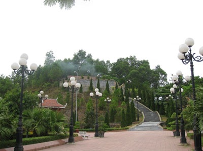 Chạnh lòng trước khu di tích mộ Trần Phú - 1 Chạnh lòng trước khu di tích mộ Trần Phú - 1