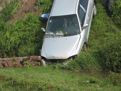 Tài xế buồn ngủ, xe phá tung thành cầu lao xuống suối - 2