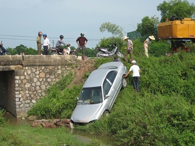 Tài xế buồn ngủ, xe phá tung thành cầu lao xuống suối - 3