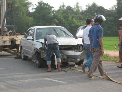 Tài xế buồn ngủ, xe phá tung thành cầu lao xuống suối - 4