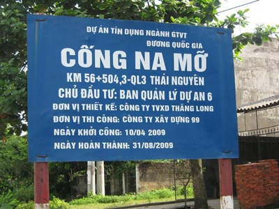 Tài xế buồn ngủ, xe phá tung thành cầu lao xuống suối - 5