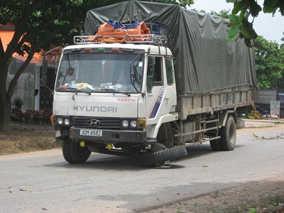 Tài xế buồn ngủ, xe phá tung thành cầu lao xuống suối - 6