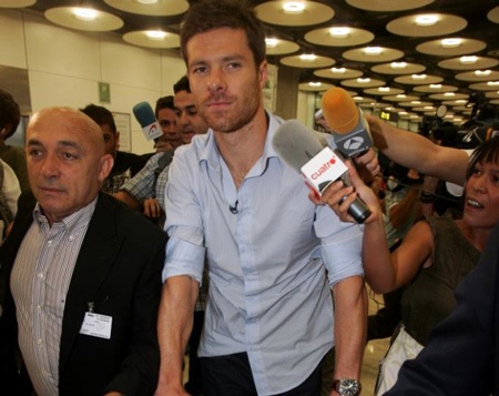Xabi Alonso hạnh phúc trong ngày ra mắt Real Madrid - 1 Xabi Alonso hạnh phúc trong ngày ra mắt Real Madrid - 1