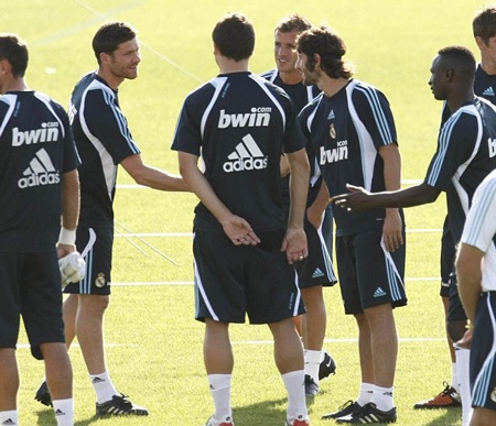 Xabi Alonso hạnh phúc trong ngày ra mắt Real Madrid - 2 Xabi Alonso hạnh phúc trong ngày ra mắt Real Madrid - 2