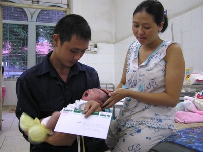 Trao 4 triệu đồng cho gia đình cô bé 1 tháng tuổi mang bệnh thận - 1 Trao 4 triệu đồng cho gia đình cô bé 1 tháng tuổi mang bệnh thận - 1