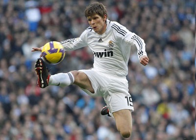 Milan chiêu mộ thành công “thợ săn” Huntelaar? - 1