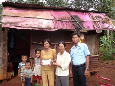 Hơn 17 triệu đồng đến với “Xóm không chồng” - 5 Hơn 17 triệu đồng đến với “Xóm không chồng” - 5