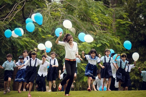 Hình ảnh “chân dài” Thanh Hằng chơi cùng các em nhỏ - 4