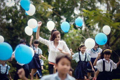 Hình ảnh “chân dài” Thanh Hằng chơi cùng các em nhỏ - 6