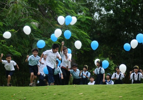 Hình ảnh “chân dài” Thanh Hằng chơi cùng các em nhỏ - 5