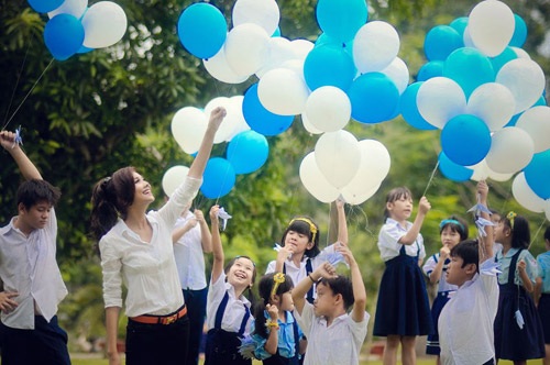 Hình ảnh “chân dài” Thanh Hằng chơi cùng các em nhỏ - 7