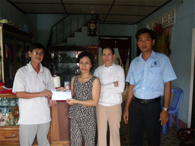 Hơn 17 triệu đồng đến với “Xóm không chồng” - 3 Hơn 17 triệu đồng đến với “Xóm không chồng” - 3