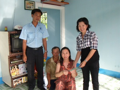 Hơn 17 triệu đồng đến với “Xóm không chồng” - 4 Hơn 17 triệu đồng đến với “Xóm không chồng” - 4