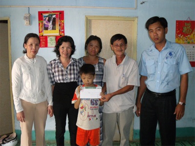 Hơn 17 triệu đồng đến với “Xóm không chồng” - 2 Hơn 17 triệu đồng đến với “Xóm không chồng” - 2