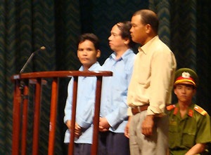 Nguyên chánh thanh tra Bộ Công an nhận 18 tháng tù treo - 1 Nguyên chánh thanh tra Bộ Công an nhận 18 tháng tù treo - 1