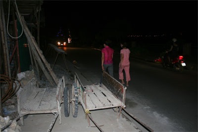 Đủ kiểu chiếm dụng đường dạo ven Hồ Tây - 3