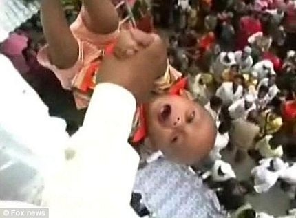 Nghi lễ ném trẻ con từ độ cao 15m ở Ấn Độ (video) - 6 Nghi lễ ném trẻ con từ độ cao 15m ở Ấn Độ (video) - 6