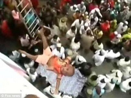 Nghi lễ ném trẻ con từ độ cao 15m ở Ấn Độ (video) - 2 Nghi lễ ném trẻ con từ độ cao 15m ở Ấn Độ (video) - 2