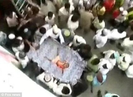 Nghi lễ ném trẻ con từ độ cao 15m ở Ấn Độ (video) - 5 Nghi lễ ném trẻ con từ độ cao 15m ở Ấn Độ (video) - 5