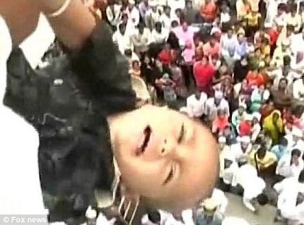 Nghi lễ ném trẻ con từ độ cao 15m ở Ấn Độ (video) - 1 Nghi lễ ném trẻ con từ độ cao 15m ở Ấn Độ (video) - 1
