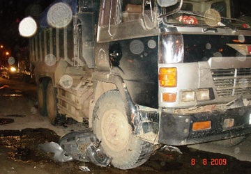 Xe tải cán nát xe gắn máy, một công an tử nạn - 1 Xe tải cán nát xe gắn máy, một công an tử nạn - 1