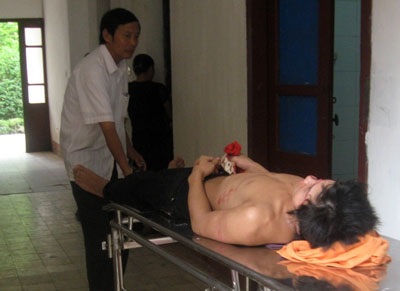 Gần 100 côn đồ xông vào trường cao đẳng tấn công sinh viên - 1 Gần 100 côn đồ xông vào trường cao đẳng tấn công sinh viên - 1