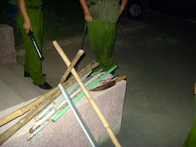 Gần 100 côn đồ xông vào trường cao đẳng tấn công sinh viên - 2 Gần 100 côn đồ xông vào trường cao đẳng tấn công sinh viên - 2