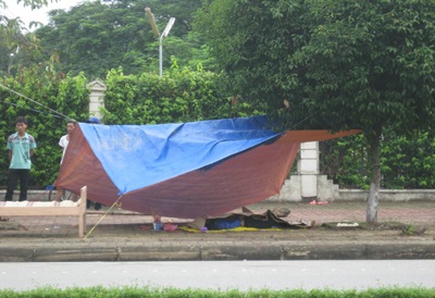 Một phụ nữ nằm chết trên vỉa hè - 1