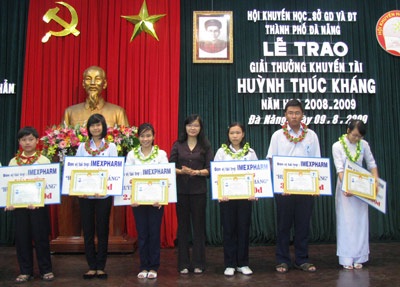 32 học sinh ưu tú nhận giải thưởng khuyến tài Huỳnh Thúc Kháng - 1 32 học sinh ưu tú nhận giải thưởng khuyến tài Huỳnh Thúc Kháng - 1