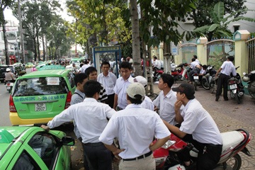 Tài xế taxi Hoàng Long đình công trước trụ sở - 1